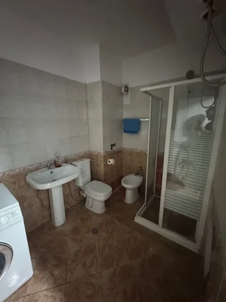 Tirane, jepet me qera apartament 2+1+Ballkon Kati 2, 96 m² 600 € (SELVIA)
