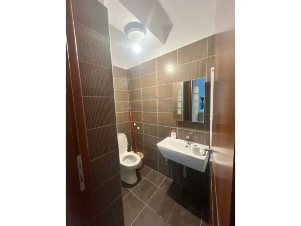 Tirane, jepet me qera apartament 1+1 Kati 1, 74 m² 600 € (Rruga e Bogdaneve, Tiranë)