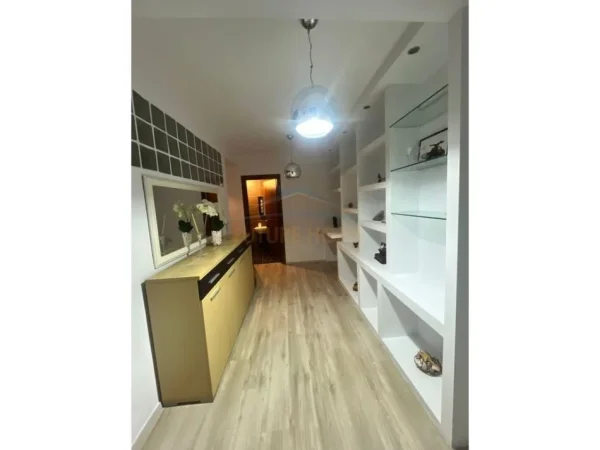Tirane, jepet me qera apartament 1+1 Kati 1, 74 m² 600 € (Rruga e Bogdaneve, Tiranë)