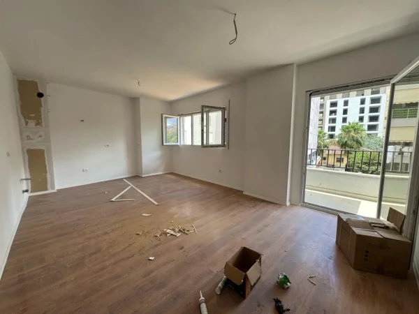 Tirane, jepet me qera ambjent biznesi Kati 1, 60 m² 600 € (Pazari i ri)