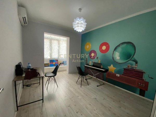 Tirane, jepet me qera zyre Kati 2, 92 m² 800 € (21 Dhjetori)