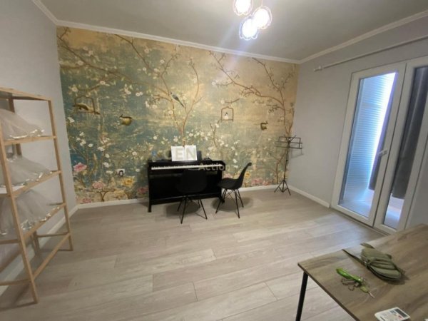 Tirane, jepet me qera zyre Kati 2, 92 m² 800 € (21 Dhjetori)