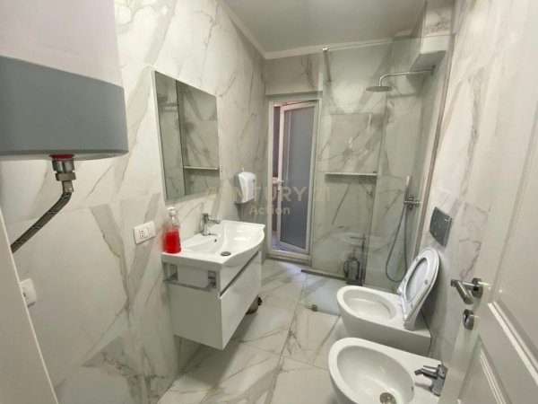 Tirane, jepet me qera zyre Kati 2, 92 m² 800 € (21 Dhjetori)
