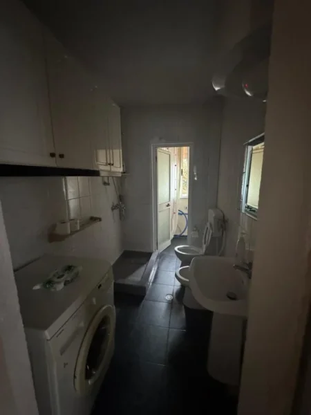 Tirane, jepet me qera apartament 1+1+Ballkon Kati 3, 65 m² 400 € (Rruga e Kavajes , prane condor center , prane xhino bar)