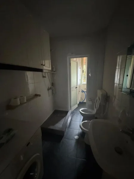 Tirane, jepet me qera apartament 1+1+Ballkon Kati 3, 65 m² 400 € (Rruga e Kavajes , prane condor center , prane xhino bar)