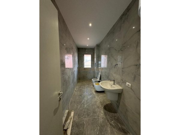 Tirane, shitet apartament 2+1+Ballkon Kati 7, 122 m² 118.000 € 