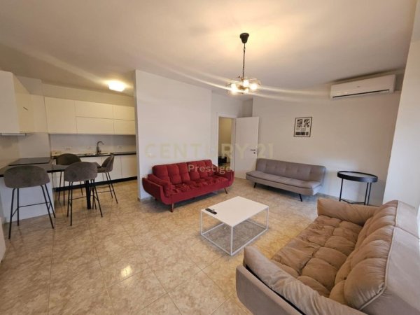 Tirane, jepet me qera apartament 1+1 Kati 5, 91 m² 600 € (PAZARI I RI)