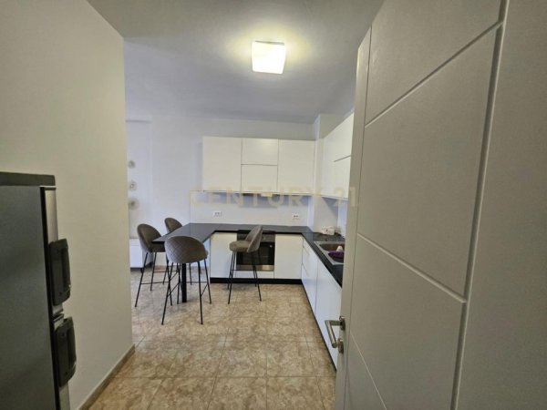 Tirane, jepet me qera apartament 1+1 Kati 5, 91 m² 600 € (PAZARI I RI)