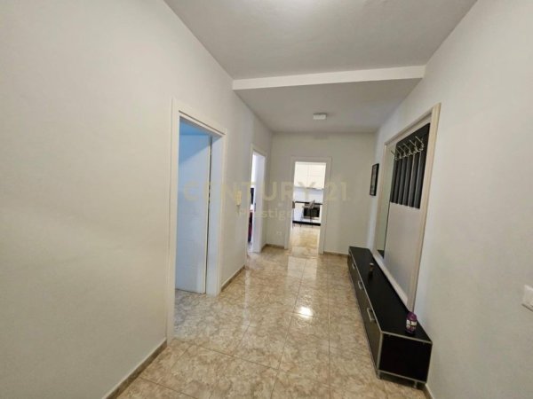 Tirane, jepet me qera apartament 1+1 Kati 5, 91 m² 600 € (PAZARI I RI)