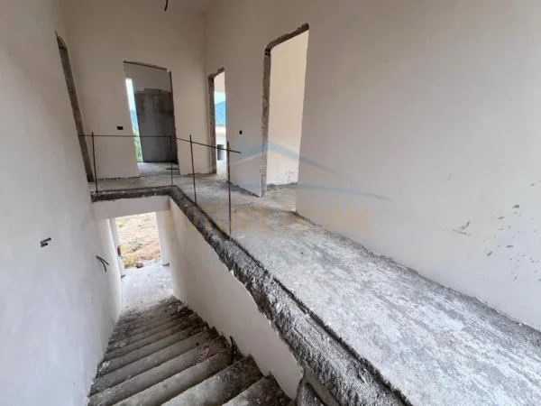 Tirane, shitet Vile 2 Katshe me Poste Parkimi Kati 0, 362 m² 520.000 €
