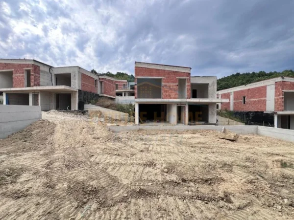 Tirane, shitet Vile 2 Katshe me Poste Parkimi Kati 0, 362 m² 520.000 €