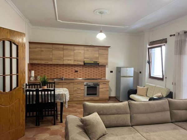 Tirane, jepet me qera apartament 2+1 Kati 4, 124 m² 700 € (Gjimnazi Petro Nini)