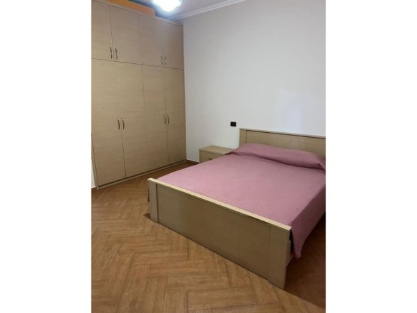 Tirane, jepet me qera apartament 2+1 Kati 4, 124 m² 700 € (Gjimnazi Petro Nini)