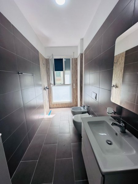 Tirane, jepet me qera apartament 2+1+Ballkon Kati 2, 130 m² 650 € 