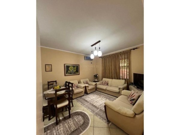 Tirane, jepet me qera apartament 2+1 Kati 1, 95 m² 450 € 