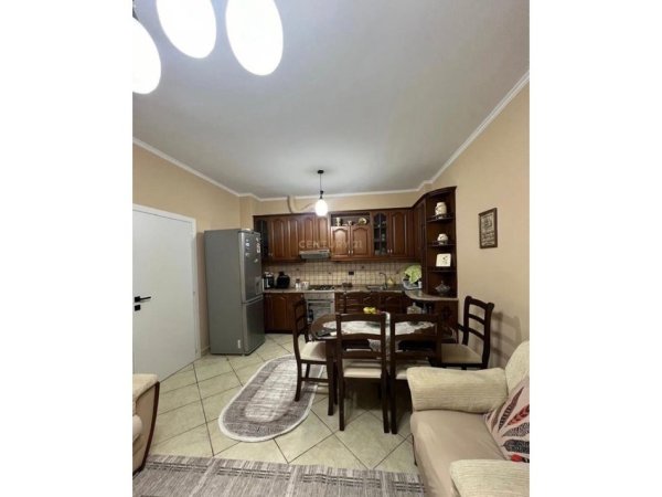 Tirane, jepet me qera apartament 2+1 Kati 1, 95 m² 450 € 
