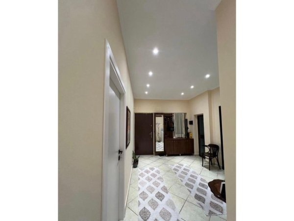 Tirane, jepet me qera apartament 2+1 Kati 1, 95 m² 450 € 