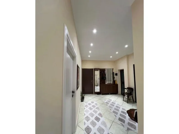Tirane, jepet me qera apartament 2+1 Kati 1, 95 m² 450 € 