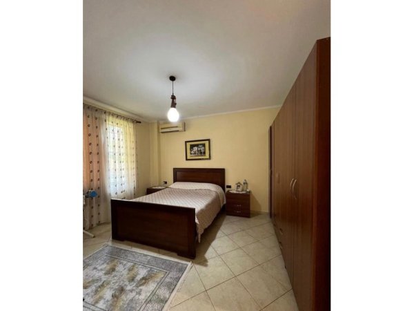 Tirane, jepet me qera apartament 2+1 Kati 1, 95 m² 450 € 
