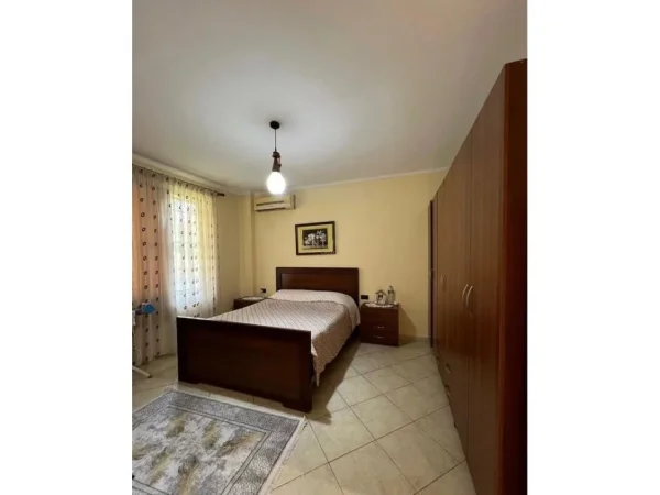 Tirane, jepet me qera apartament 2+1 Kati 1, 95 m² 450 € 