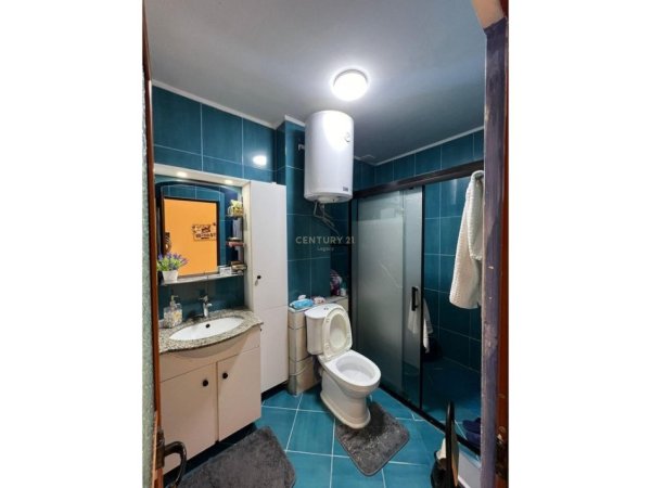 Tirane, jepet me qera apartament 2+1 Kati 1, 95 m² 450 € 