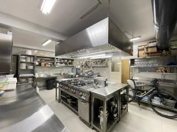 Tirane, shitet hotel , 241 m² 1.200.000 € 