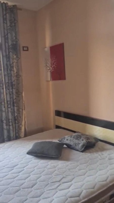 Tirane, jepet me qera apartament 1+1+Ballkon Kati 7, 65 m² 400 € (Vasil Shanto prane Keshit)
