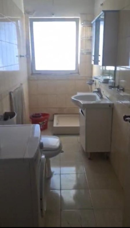 Tirane, jepet me qera apartament 1+1+Ballkon Kati 7, 65 m² 400 € (Vasil Shanto prane Keshit)
