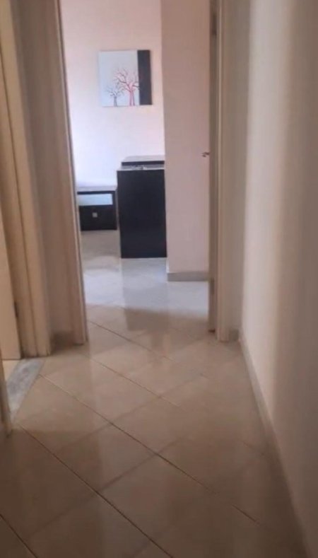 Tirane, jepet me qera apartament 1+1+Ballkon Kati 7, 65 m² 400 € (Vasil Shanto prane Keshit)