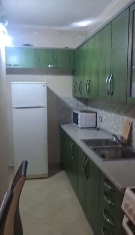 Tirane, jepet me qera apartament 1+1+Ballkon Kati 7, 65 m² 400 € (Vasil Shanto prane Keshit)