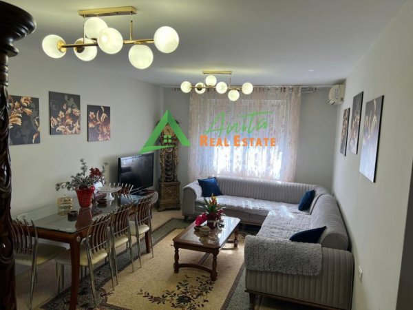 Tirane, jepet me qera apartament 2+1 Kati 5, 70 m² 500 € (Xhamill, sheshi shtraus)