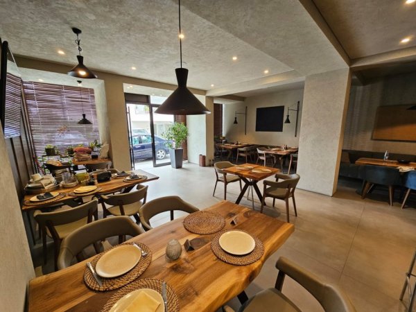 Tirane, jepet me qera bar-resorant Kati 0, 110 m² 1700 € (Kodra e Diellit)