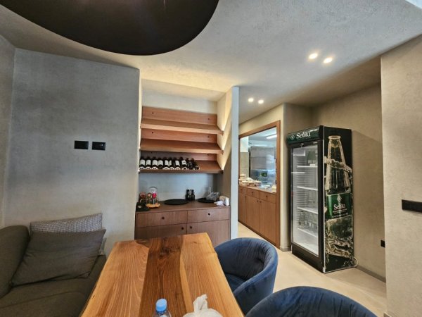 Tirane, jepet me qera bar-resorant Kati 0, 110 m² 1700 € (Kodra e Diellit)