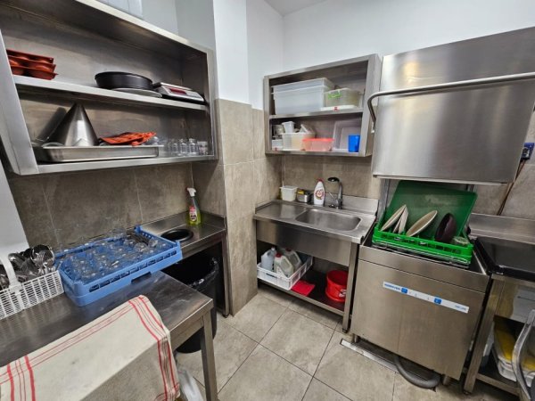 Tirane, jepet me qera bar-resorant Kati 0, 110 m² 1700 € (Kodra e Diellit)