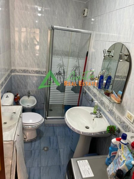 Tirane, jepet me qera apartament 2+1 Kati 5, 70 m² 500 € (Xhamill, sheshi shtraus)