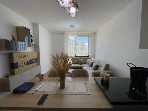 Tirane, jepet me qera 1+1 Kati 3, 60 m² 