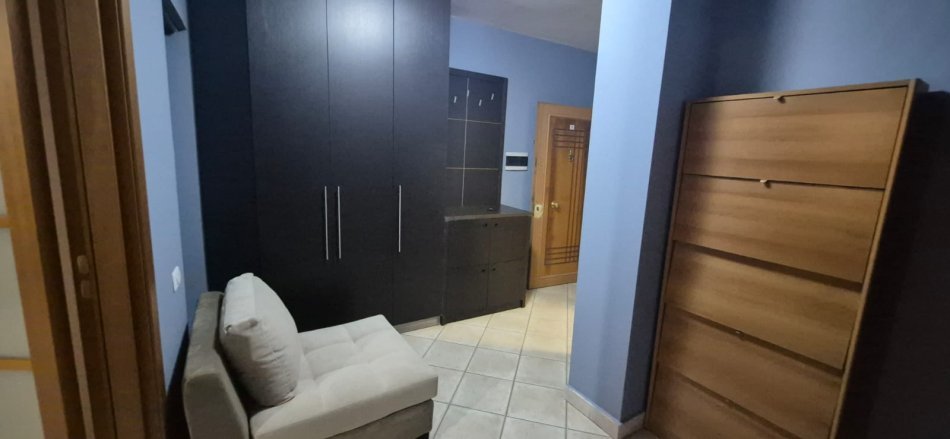 Tirane, jepet me qera apartament 2+1+Ballkon Kati 5, 95 m² 650 € 