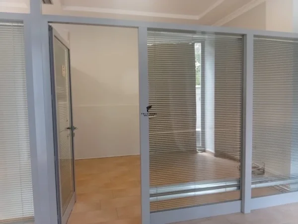 Tirane, jepet me qera dyqan Kati 0, 70 m² 900 € (RRUGA E ELBASANIT)