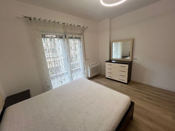 Tirane, jepet me qera apartament 2+1+Ballkon Kati 2, 105 m² 700 € (Rruga Bardhyl, prane shkolles Kongresi i Lushnjes)