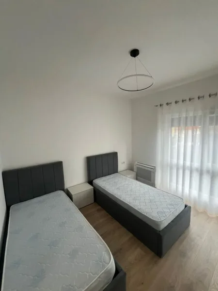 Tirane, jepet me qera apartament 2+1+Ballkon Kati 2, 105 m² 650 € (Rruga Bardhyl, prane shkolles Kongresi i Lushnjes)