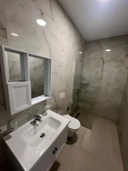 Tirane, jepet me qera apartament 2+1+Ballkon Kati 2, 105 m² 650 € (Rruga Bardhyl, prane shkolles Kongresi i Lushnjes)