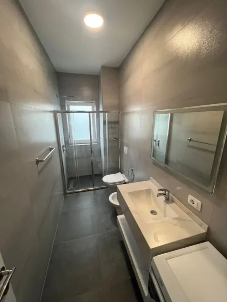 Tirane, jepet me qera apartament 2+1+Ballkon Kati 2, 105 m² 650 € (Rruga Bardhyl, prane shkolles Kongresi i Lushnjes)