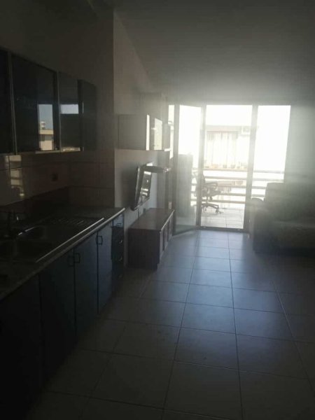 Tirane, jepet me qera apartament 1+1+Ballkon Kati 6, 85 m² 280 € (Prane Thesarit te shtetit)