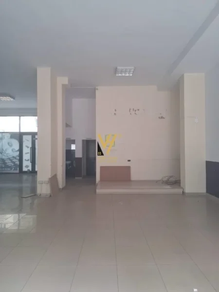 Tirane, shitet dyqan Kati 0, 150 m² 230.000 € (RRUGA E DIBRES)