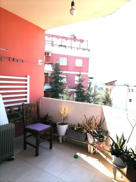Tirane, jepet me qera apartament 2+1+Ballkon Kati 4, 108 m² 300 € (Rruga Rramazan Gaxherri)