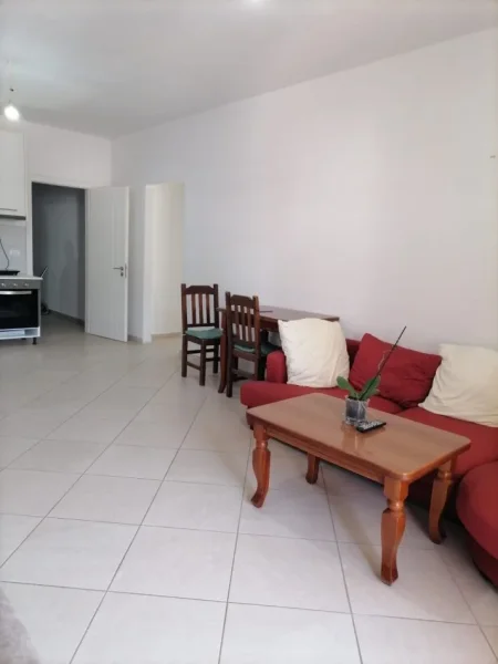 Tirane, jepet me qera apartament 2+1+Ballkon Kati 4, 108 m² 300 € (Rruga Rramazan Gaxherri)