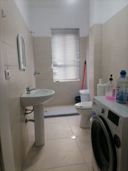 Tirane, jepet me qera apartament 2+1+Ballkon Kati 4, 108 m² 300 € (Rruga Rramazan Gaxherri)