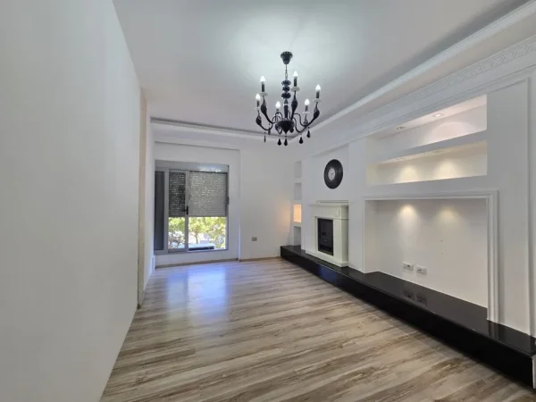 Tirane, jepet me qera zyre Kati 1, 83 m² 650 € (Supermarket Spar ,Xhamllik)