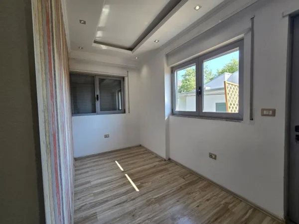 Tirane, jepet me qera zyre Kati 1, 83 m² 650 € (Supermarket Spar ,Xhamllik)