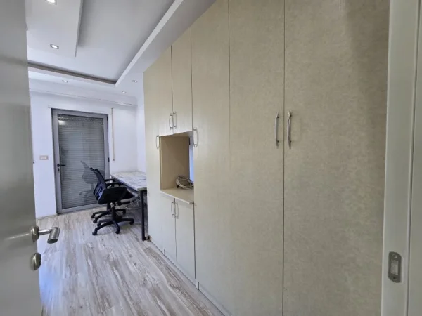 Tirane, jepet me qera zyre Kati 1, 83 m² 650 € (Supermarket Spar ,Xhamllik)